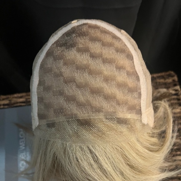 Raquel Welch Upstage
Pale Golden Honey RL16/88 - Picture 5 of 10